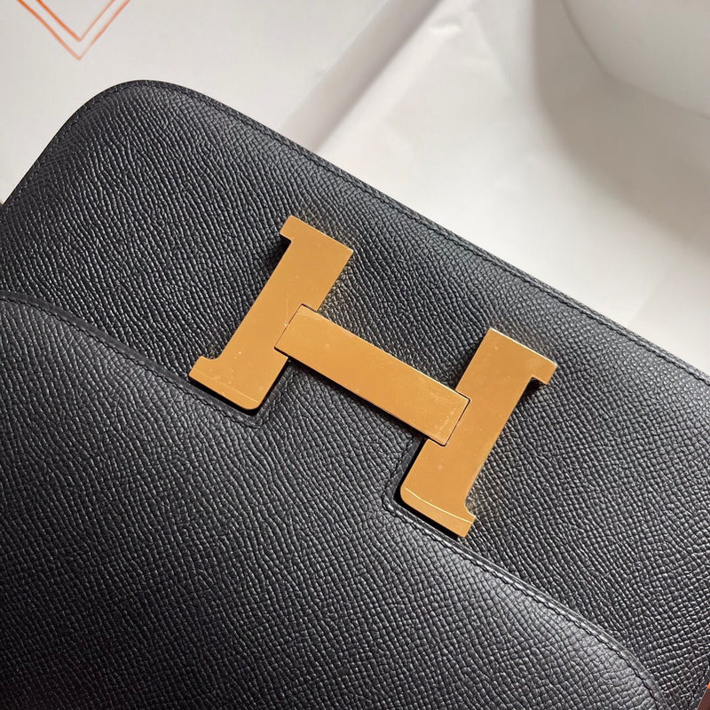Fluid handbag styled for everyday wear