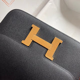 Fluid handbag styled for everyday wear