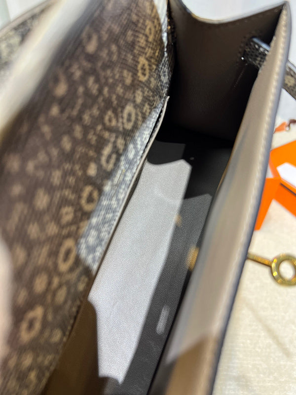 Versatile handbag styled for everyday wear