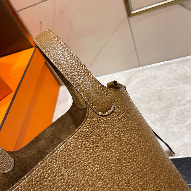 Streamlined handbag styled for everyday wear