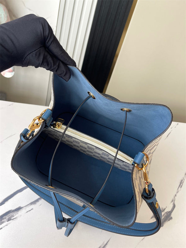  Elegant carryall bag carried on shoulder 16