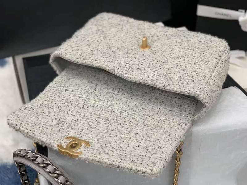 Zivas Charm Polished Finish Luxury Handbag (Structured Everyday Essential) – Close-Up Detail