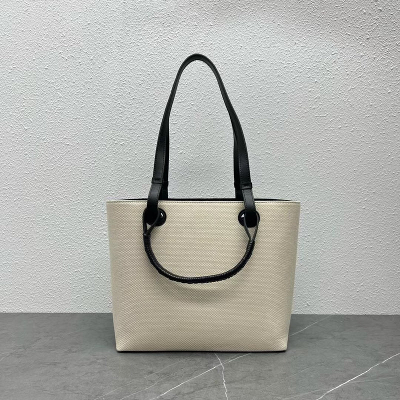 Ziva's Charm handbag – close-up view (29cm*14cm*25cm)