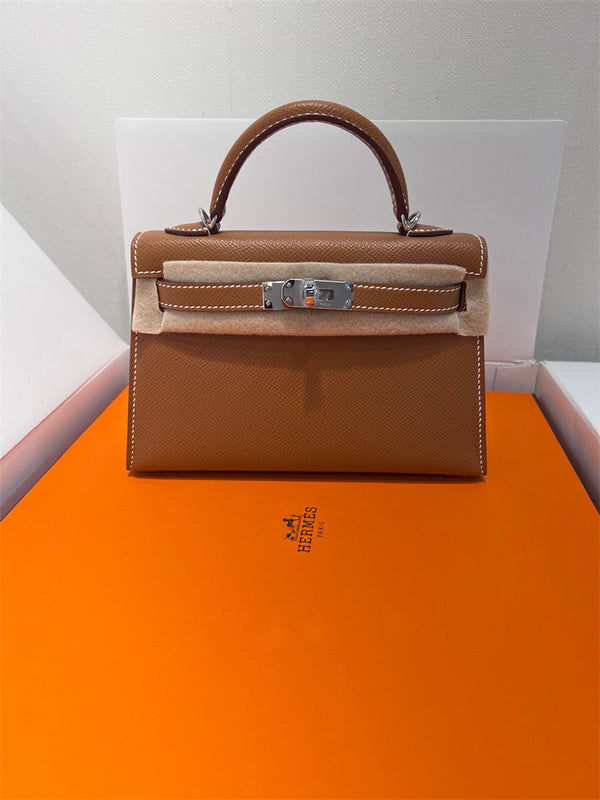  signature tote bag detail view showing craftsmanship