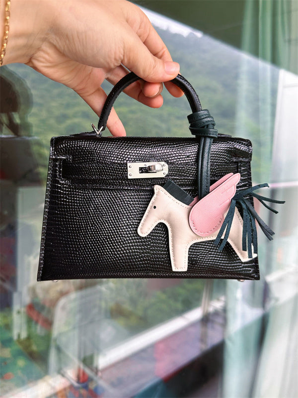  effortless carryall bag detail view showing craftsmanship