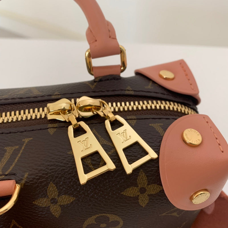 Handle and strap detail of refined structured women's handbag – women's statement bag
