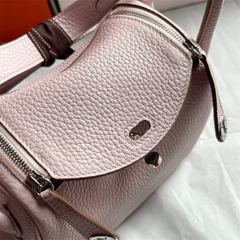  modern everyday bag detail view showing craftsmanship 14