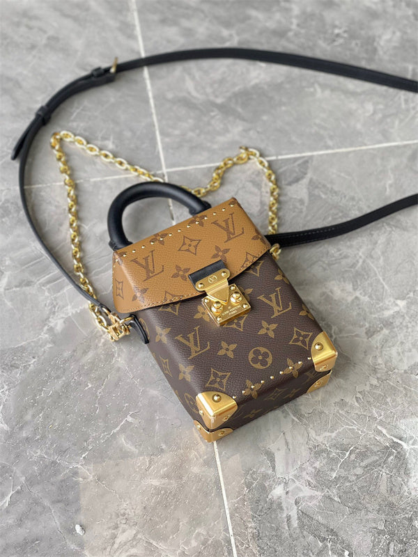  crossbody bag interior and compartment view 9