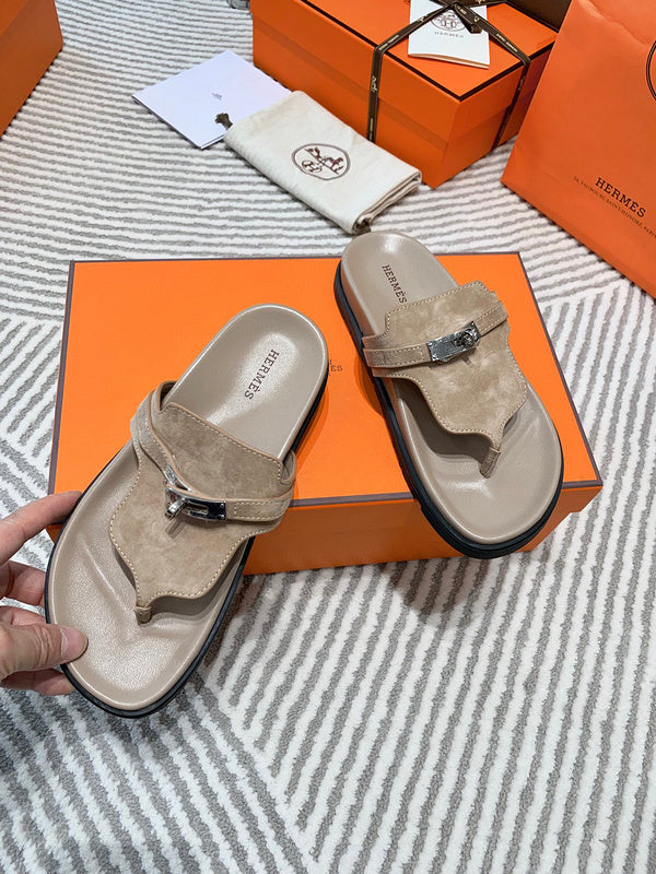 Hermès Nude Flat Thong Sandals - Heel Detail View