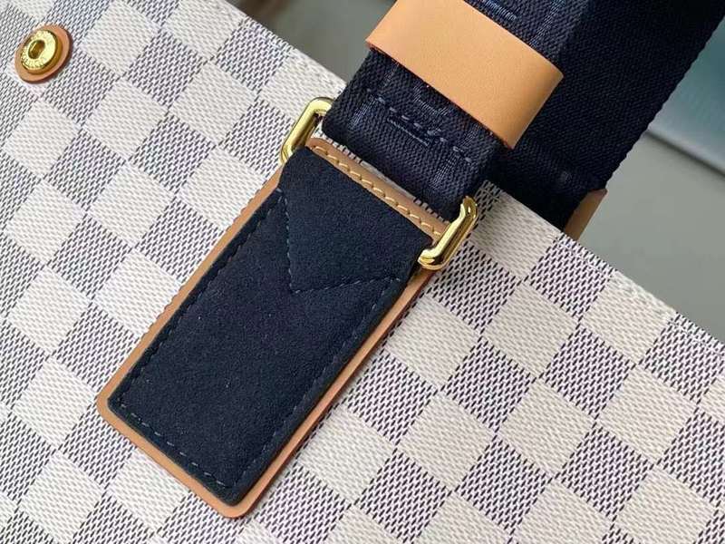 Handle and strap detail of premium statement women's handbag – women's statement bag