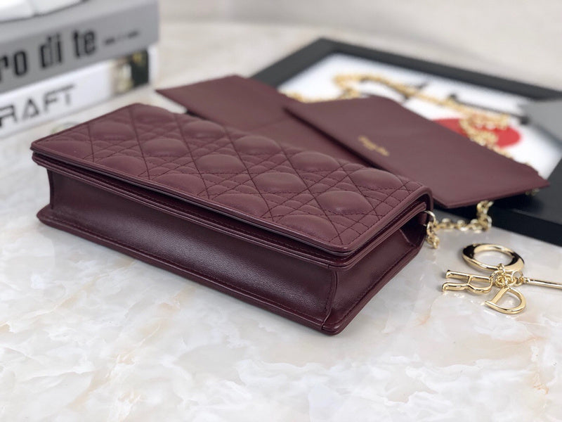 Handle and strap detail of signature structured women's handbag – women's everyday handbag