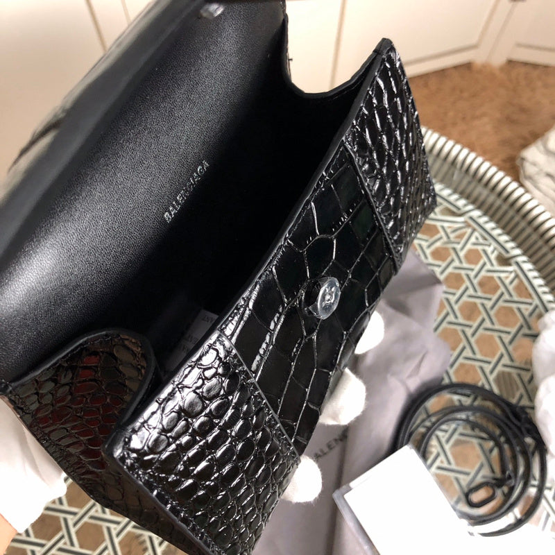 Side profile of statement everyday-luxe women's handbag – women's premium purse