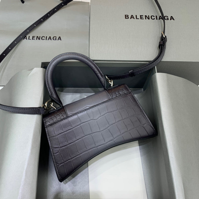 Contemporary Vegan Leather Handbag - Premium Craftsmanship Detailing | Women's Luxury Handbag #554 - close-up detail shot (image 3) of designer-inspired handbag
