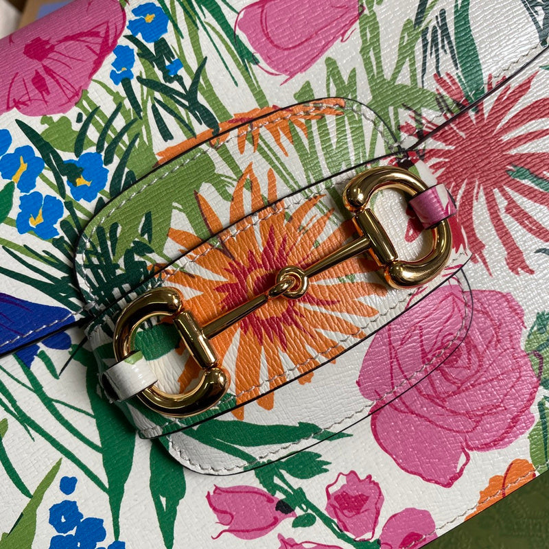 Handle and strap detail of statement everyday-luxe women's handbag – women's everyday handbag