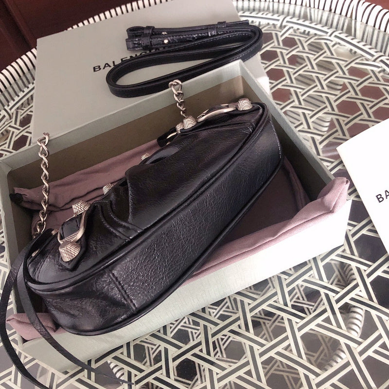 Side profile of statement everyday-luxe women's handbag – women's premium purse