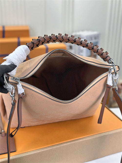  shoulder bag close-up of hardware and finish
