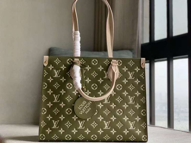 Side profile of statement chic women's handbag – women's everyday handbag