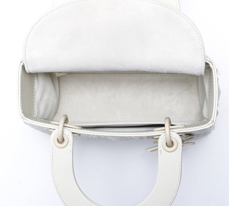 Styled lifestyle shot of classic everyday-luxe women's handbag – women's premium purse
