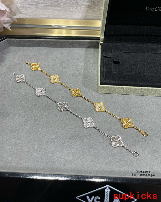 Side view of Van Cleef & Arpels unisex jewelry piece