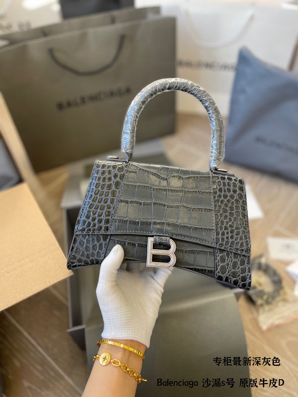 Ziva's Charm handbag – carry view (one versatile size)