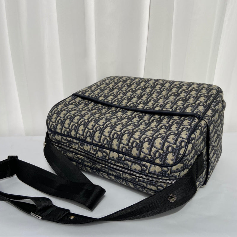 Side profile of premium elevated women's handbag – women's premium purse