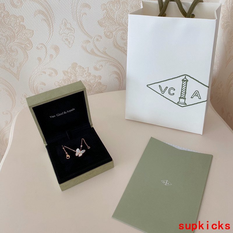 Side view of Van Cleef & Arpels unisex jewelry piece