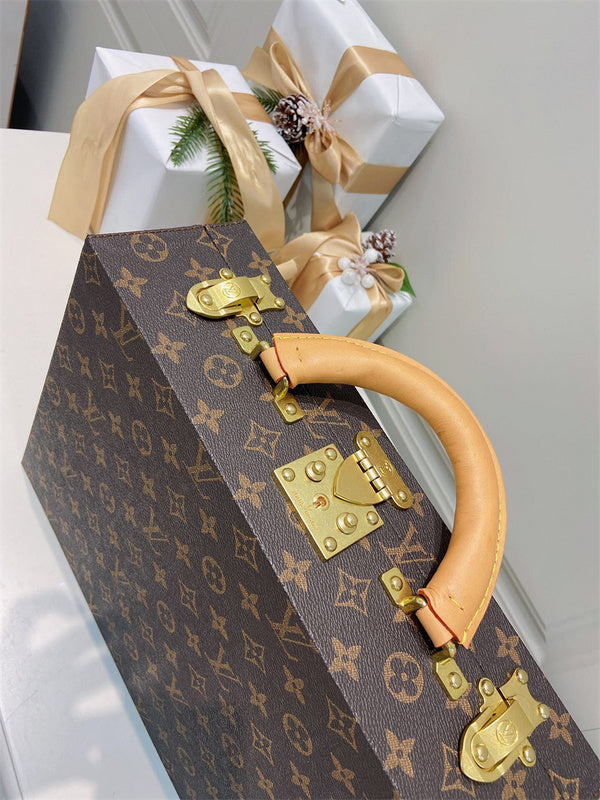  signature carryall bag detail view showing craftsmanship 8