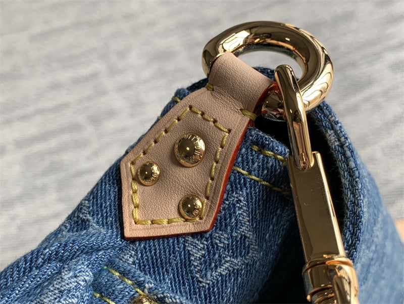 everyday bag close-up of hardware and finish 17