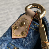  everyday bag close-up of hardware and finish 17