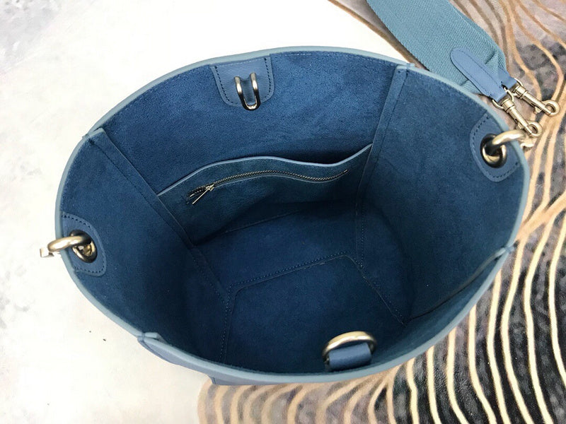 Handle and strap detail of classic statement women's handbag – women's everyday handbag