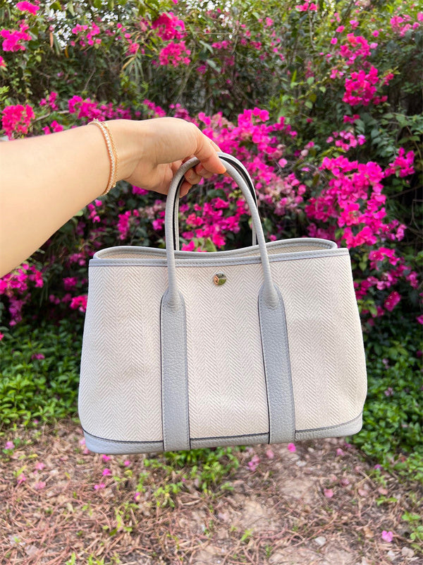 Fluid handbag styled for everyday wear