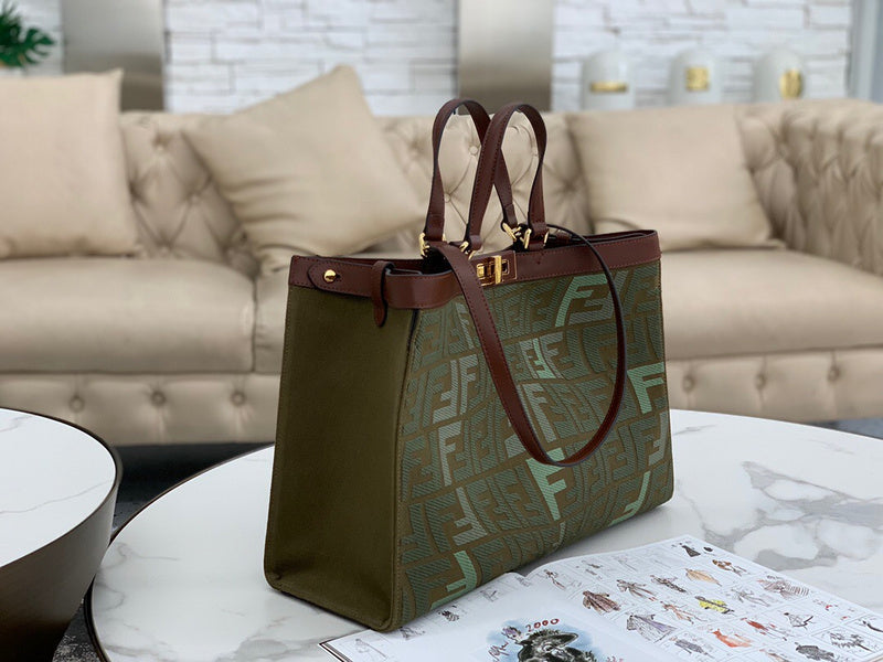 Ziva's Charm handbag – detail view (41cm*30cm*16cm)