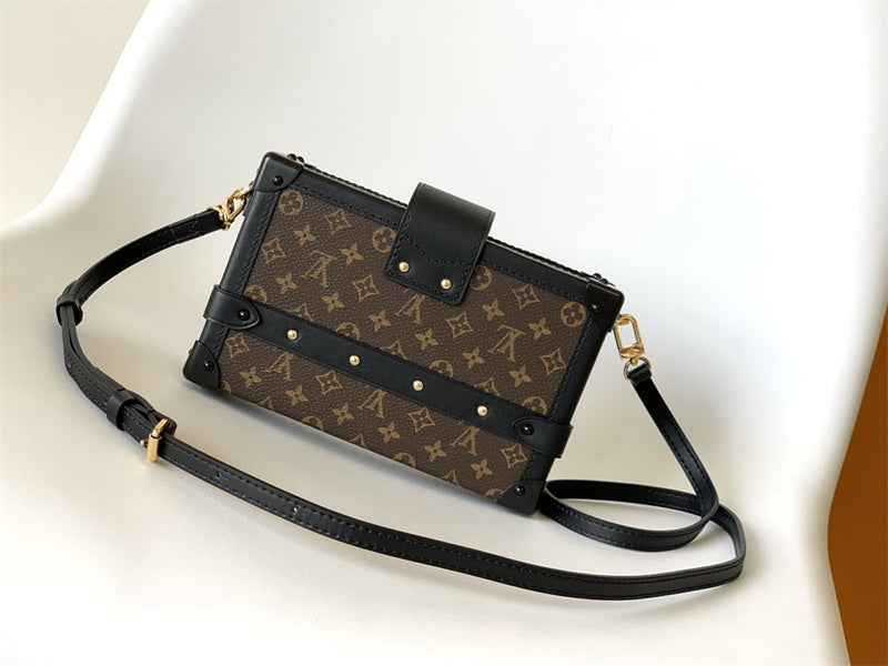 timeless everyday bag styled with outfit