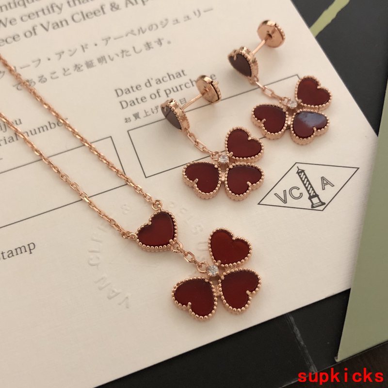 Front view of Van Cleef & Arpels unisex jewelry piece