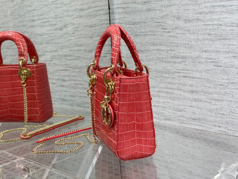Handle and strap detail of statement sleek women's handbag – women's luxury handbag