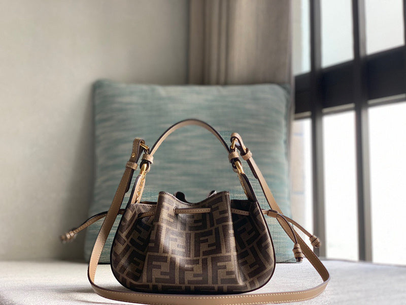 Ziva's Charm handbag – close-up view (21.5cm*14cm*17cm)