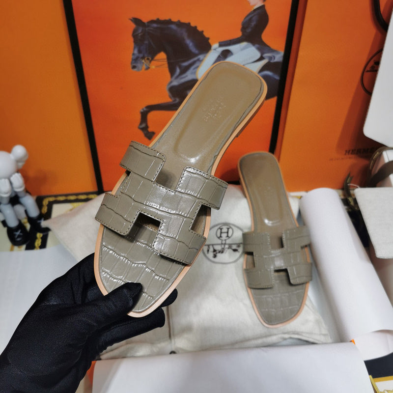 Hermès Nude Block Heel Sandals - Heel Detail View