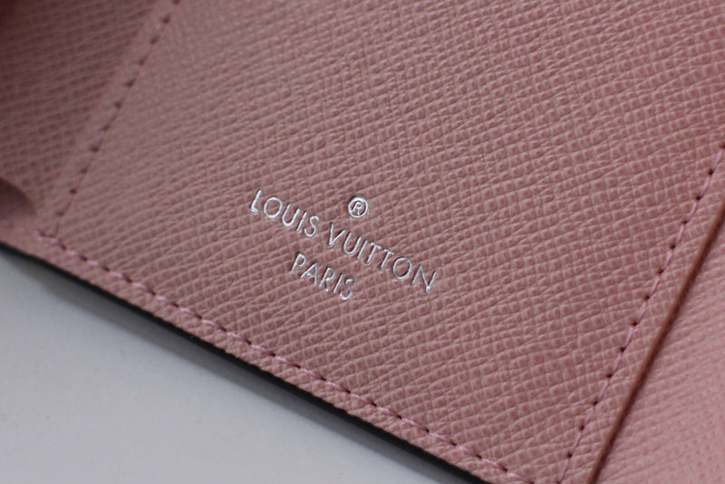 Side profile of modern chic women's handbag – women's designer-style accessory
