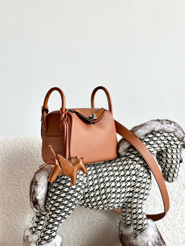  shoulder bag interior and compartment view