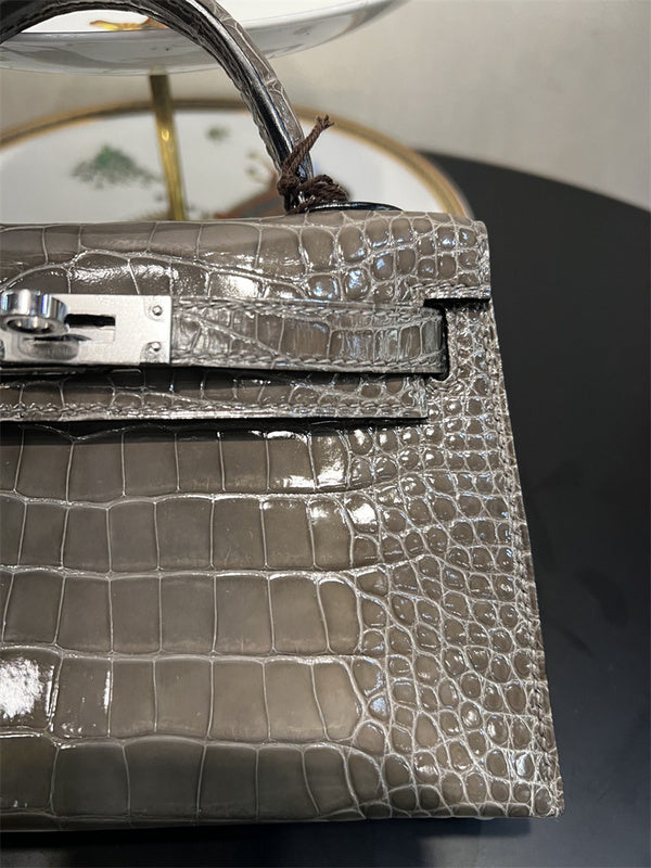  Minimalist shoulder bag carried on shoulder