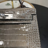  Minimalist shoulder bag carried on shoulder
