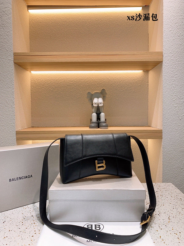 Ziva's Charm handbag – detail view (one versatile size)