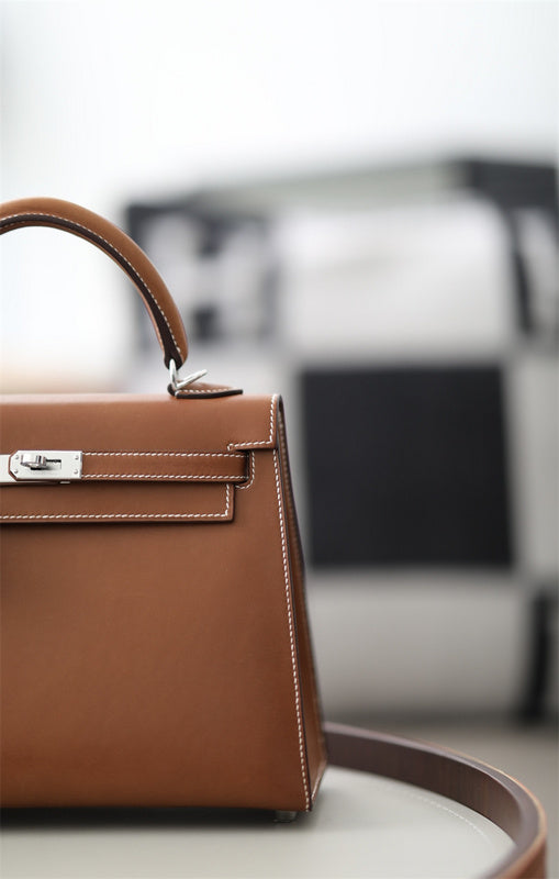  Versatile shopper bag carried on shoulder 10