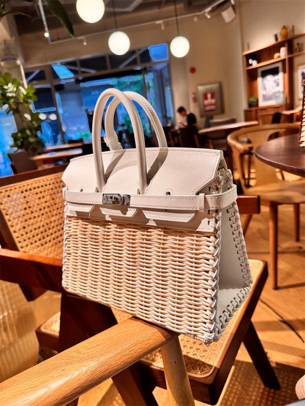  Tailored carryall bag front view 19
