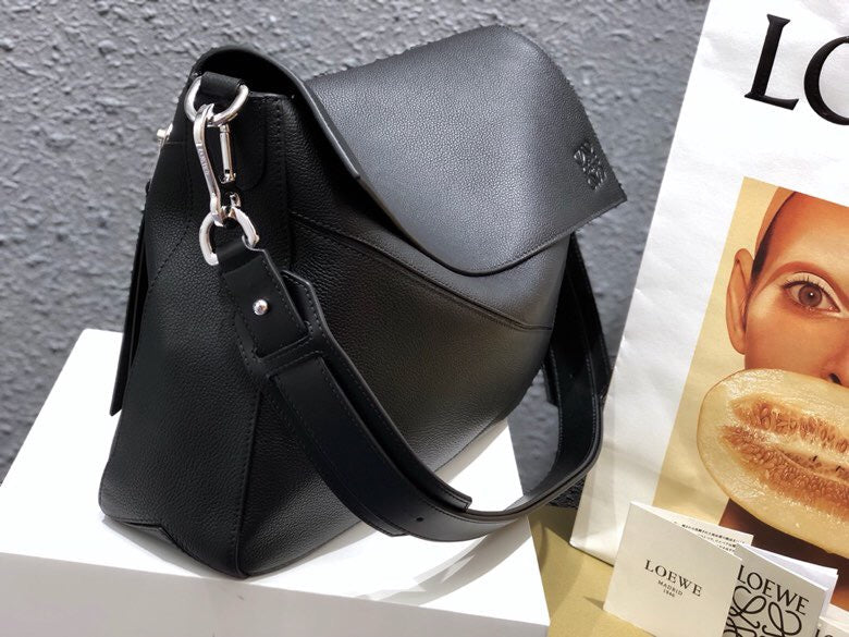 Ziva's Charm handbag – detail view (36.5cm*27.5cm*10cm)