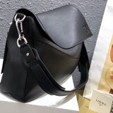Ziva's Charm handbag – detail view (36.5cm*27.5cm*10cm)