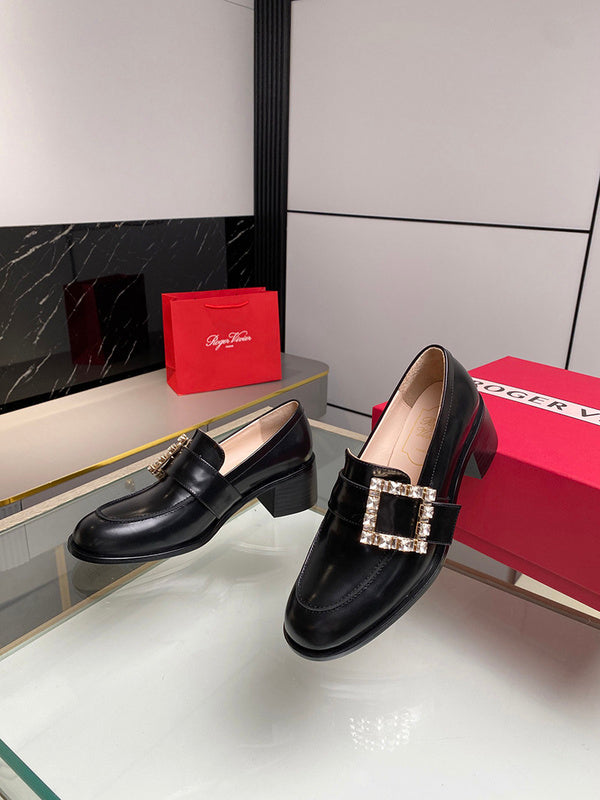 Three-quarter angle view of Roger Vivier luxury piece style No.053