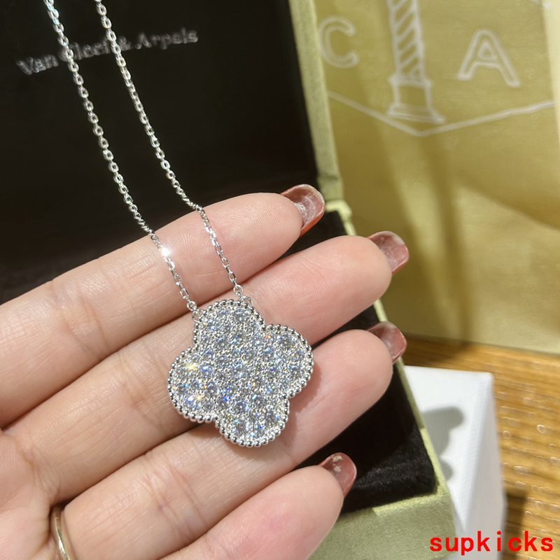 Angled view of Van Cleef & Arpels unisex jewelry piece