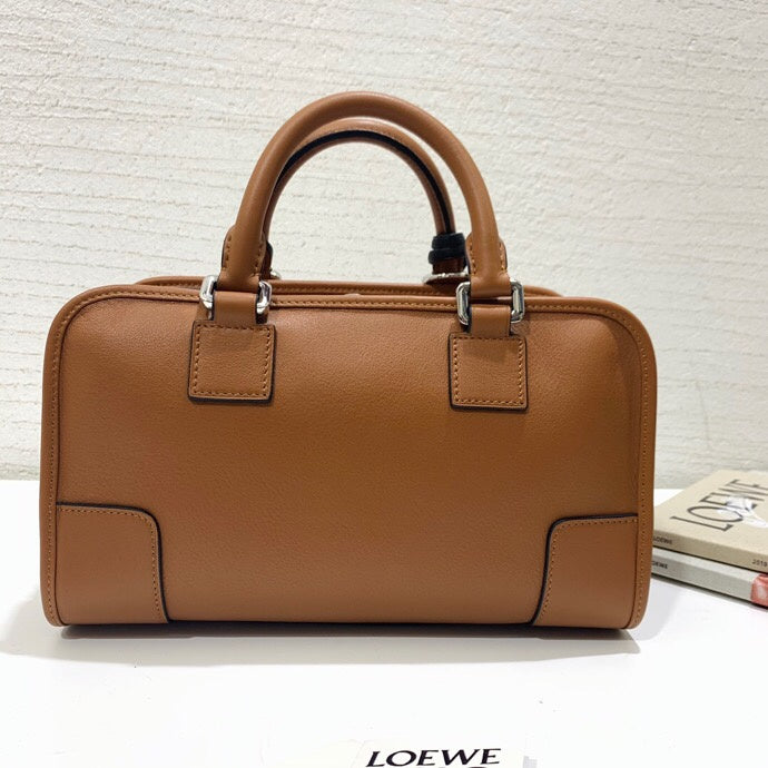 Ziva's Charm handbag – close-up view (29cm*17cm*14cm)