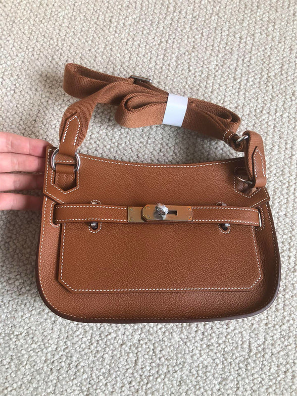  smart carryall bag styled with outfit